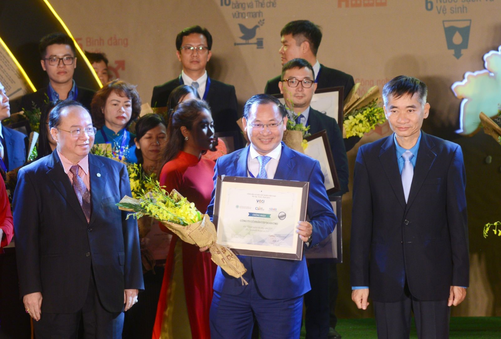 Ông Nguyễn Việt Thung, Phó Chủ tịch HĐQT TMS Group đại cho cho Tập đoàn nhận bằng khen của BTC