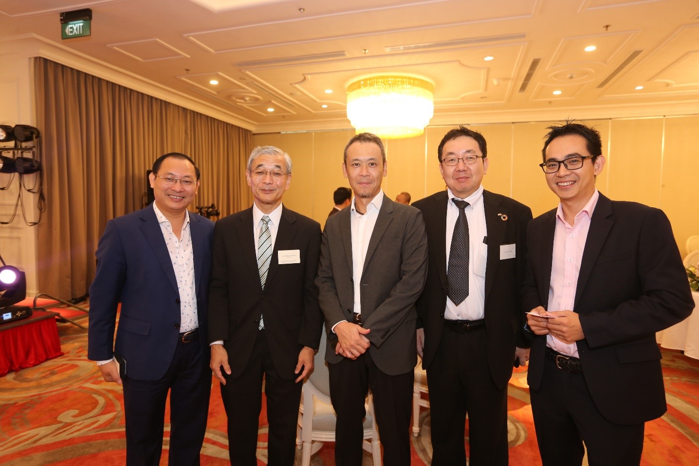 Ông Nguyễn Việt Thung (ngoài cùng bên trái), Phó Chủ tịch Thường trực HĐQT Tập đoàn TMS gặp gỡ đại diện các doanh nghiệp Nhật Bản tại sự kiện