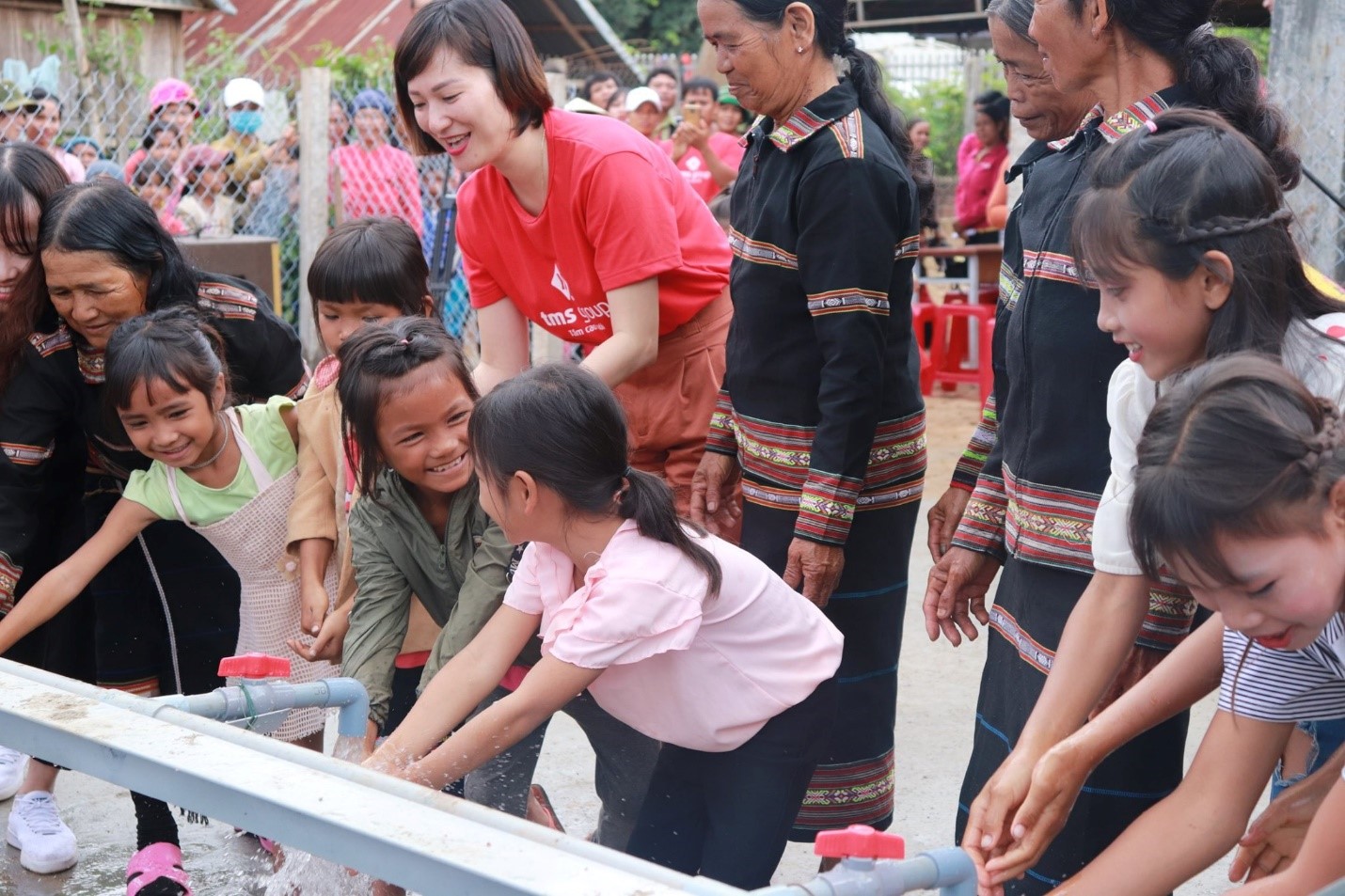 マンヤン地区の人々「きれいな水」を贈る